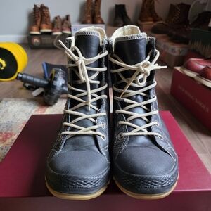 Converse all star boots size 8(rare item)